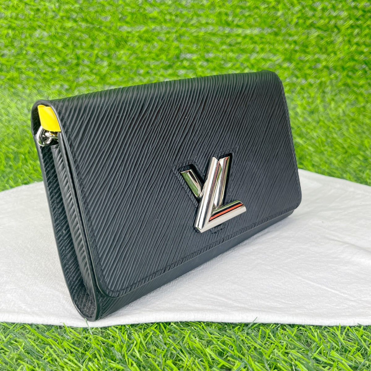 Louis Vuitton - Twist WOC - Leather - Black - (Small)
