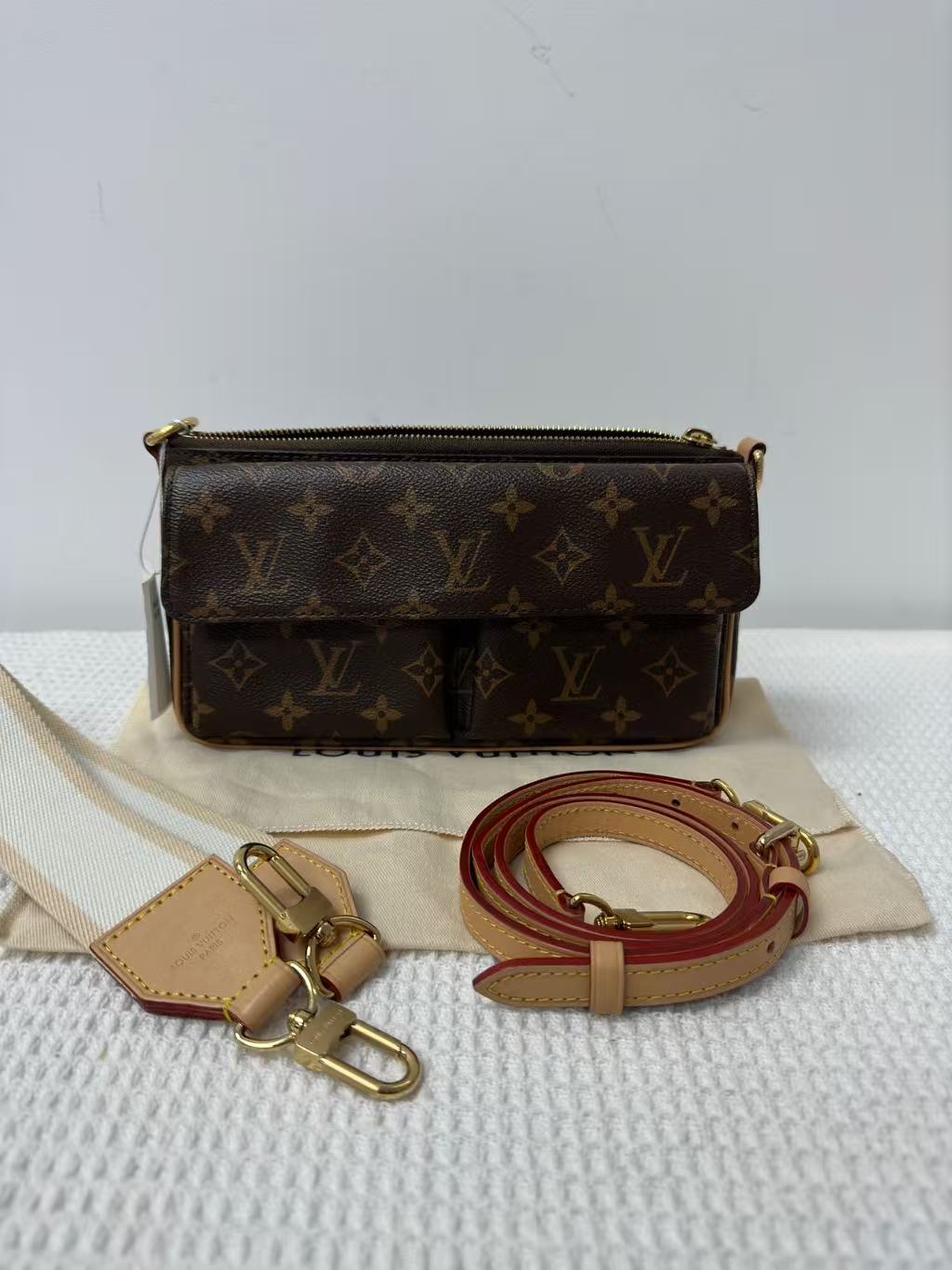 Louis Vuitton - Utility Crossbody - Monogram canvas with Vachetta leather trim - Brown - (Medium)