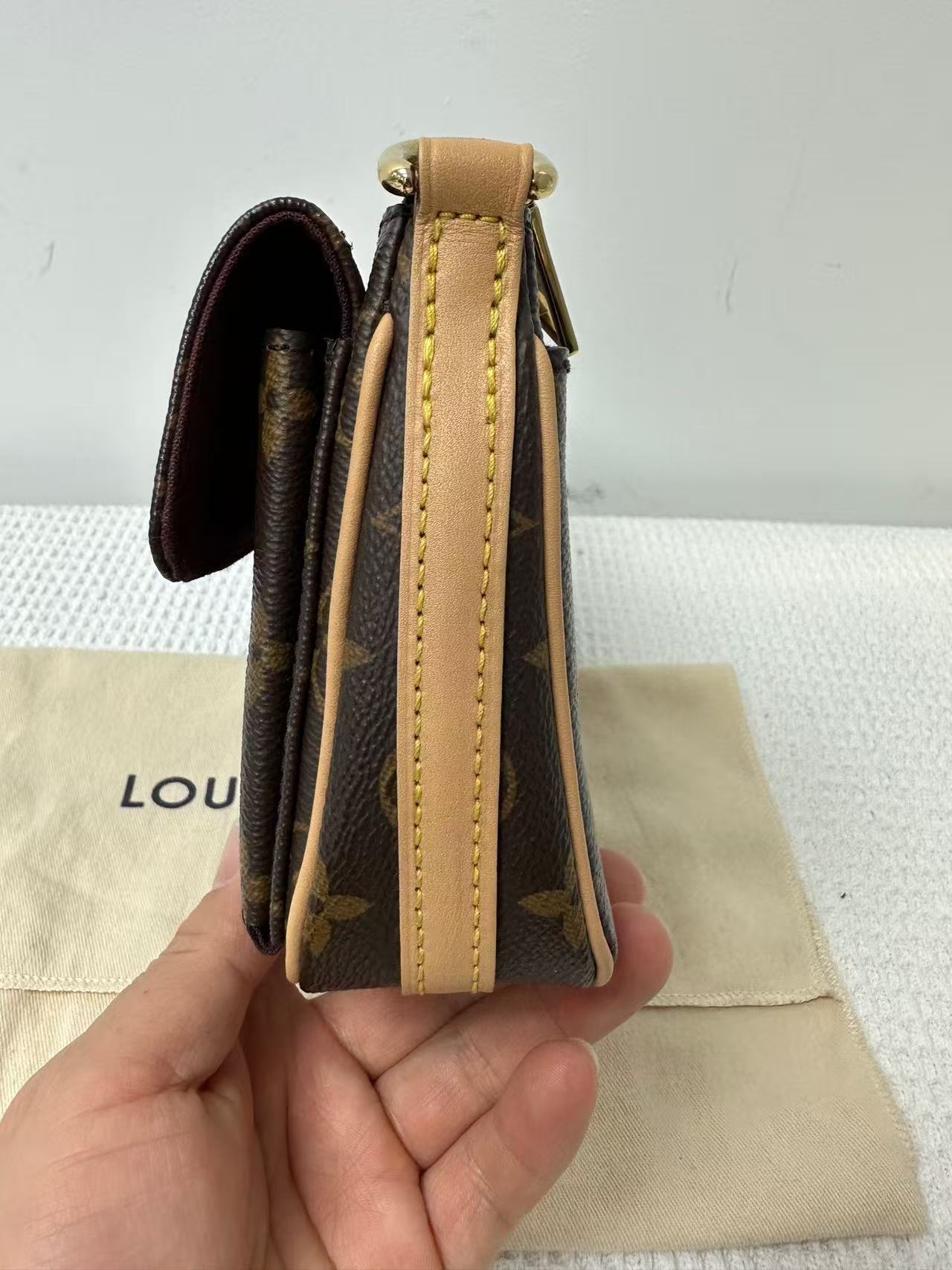Louis Vuitton - Utility Crossbody - Monogram canvas with Vachetta leather trim - Brown - (Medium)