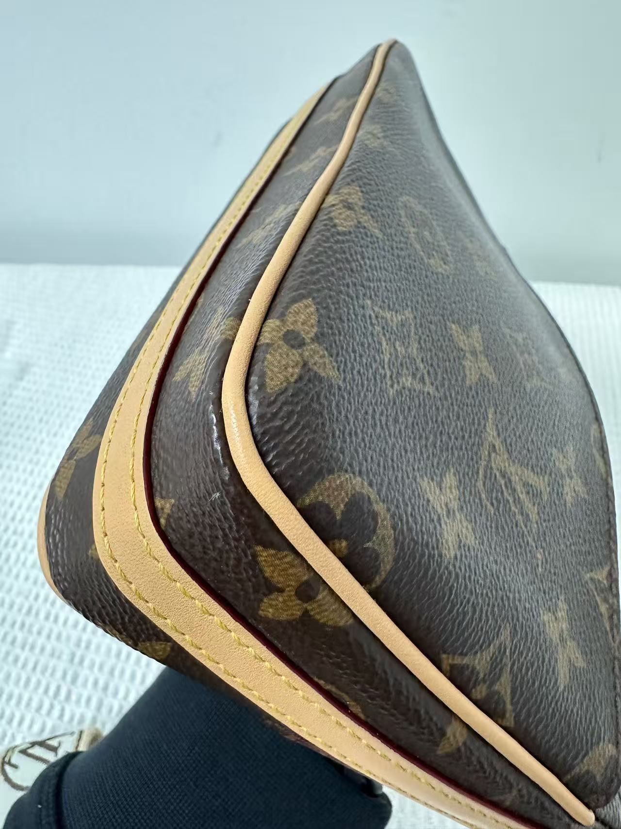 Louis Vuitton - Utility Crossbody - Monogram canvas with Vachetta leather trim - Brown - (Medium)