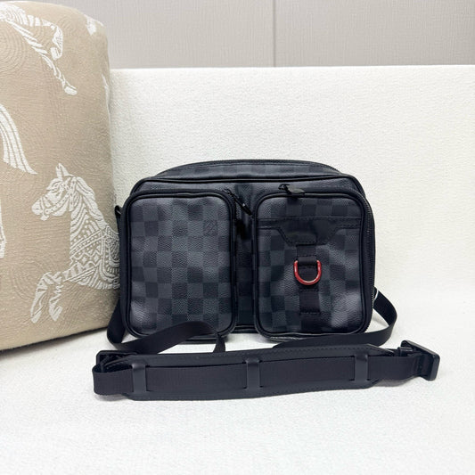Louis Vuitton - Utility - Leather - Black - (small)