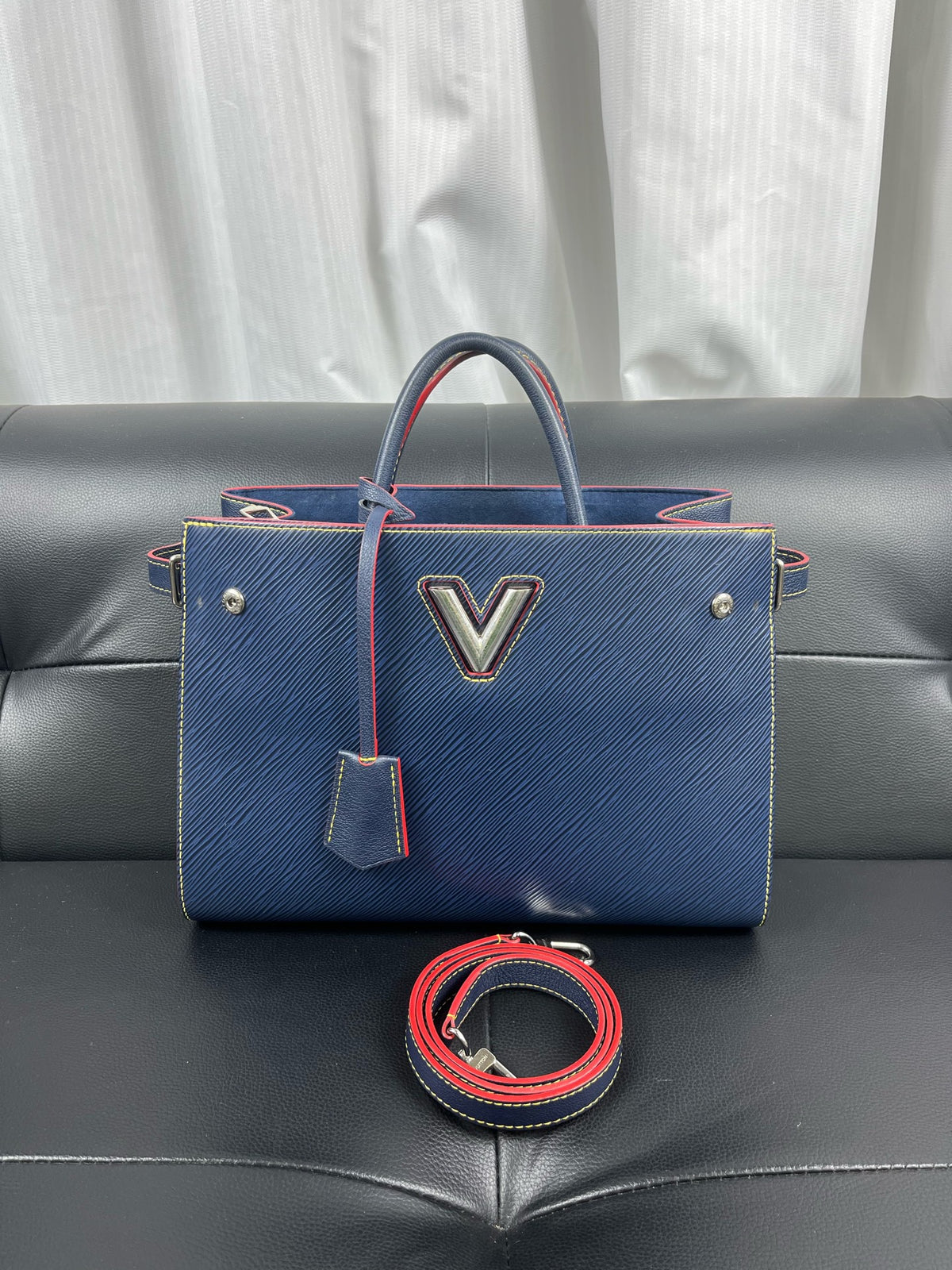 Louis Vuitton - V Tote - Leather - Blue - (medium)