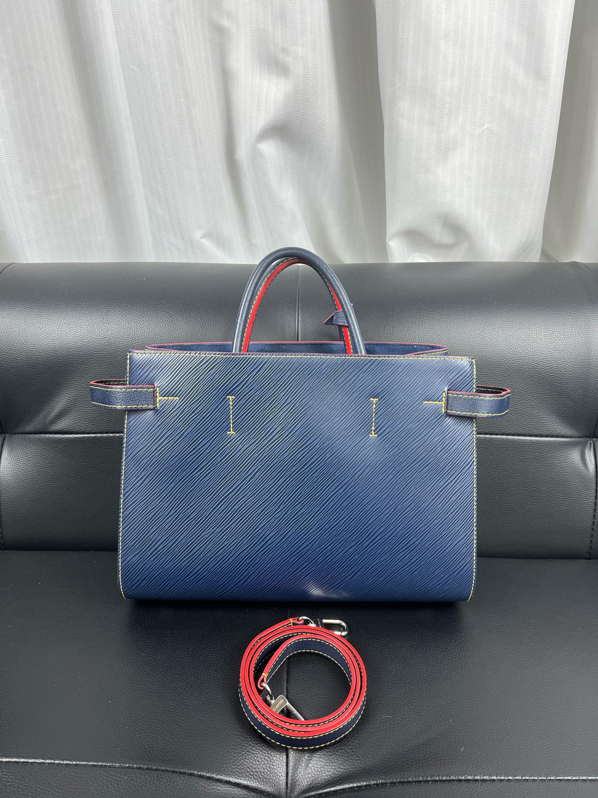 Louis Vuitton - V Tote - Leather - Blue - (medium)