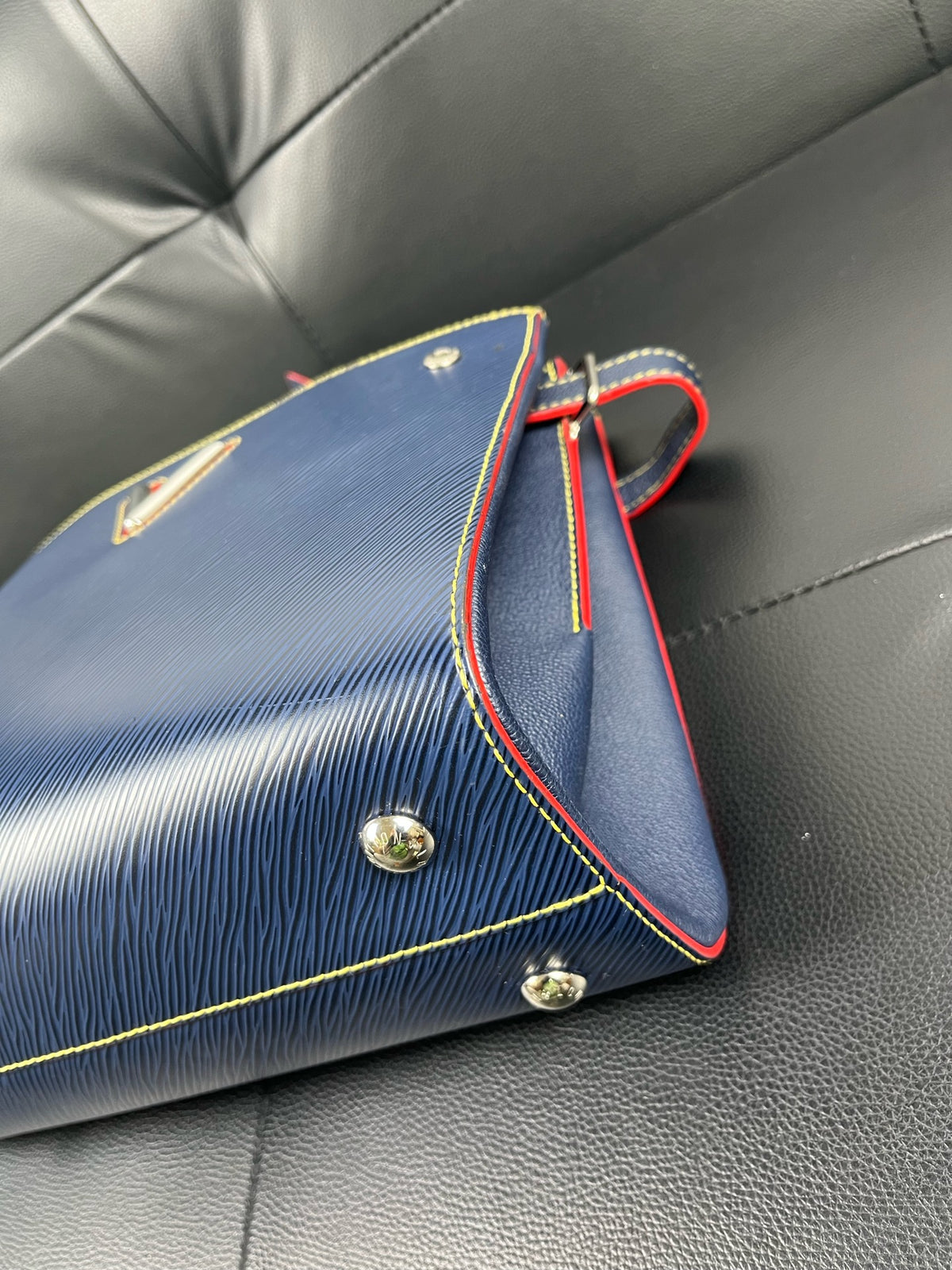Louis Vuitton - V Tote - Leather - Blue - (medium)