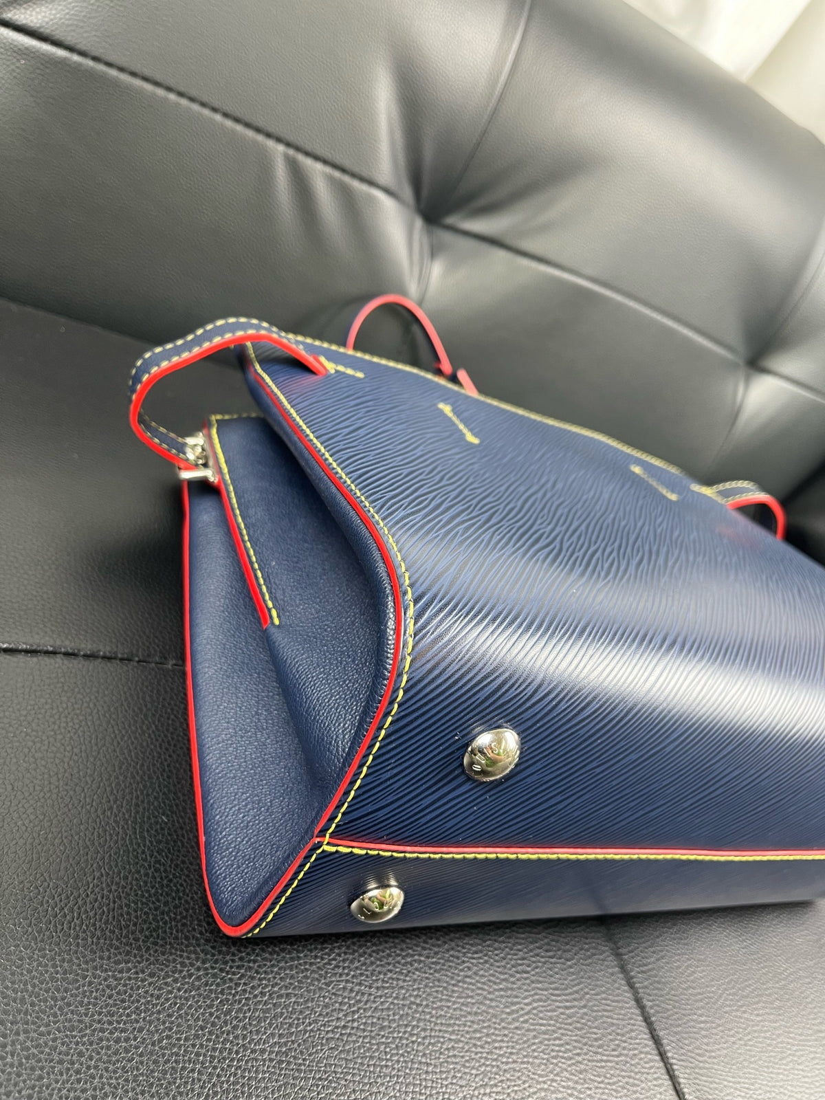 Louis Vuitton - V Tote - Leather - Blue - (medium)