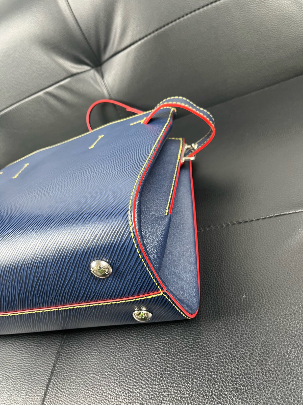 Louis Vuitton - V Tote - Leather - Blue - (medium)