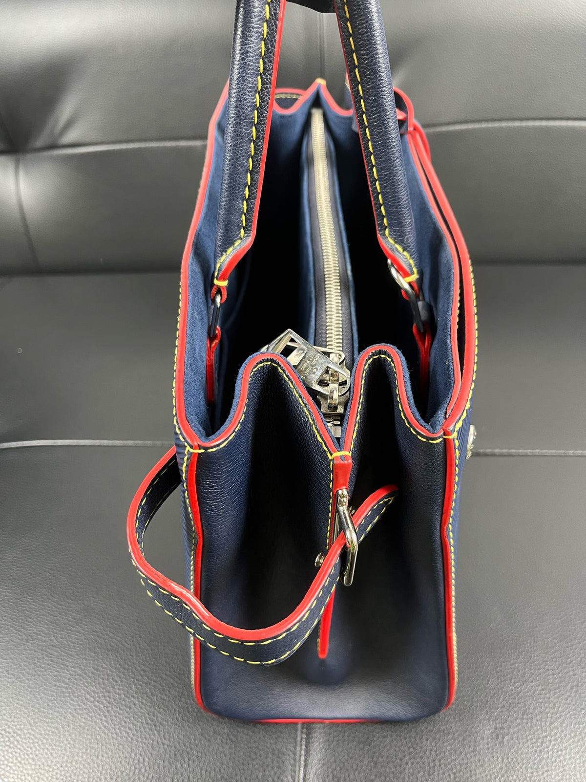 Louis Vuitton - V Tote - Leather - Blue - (medium)