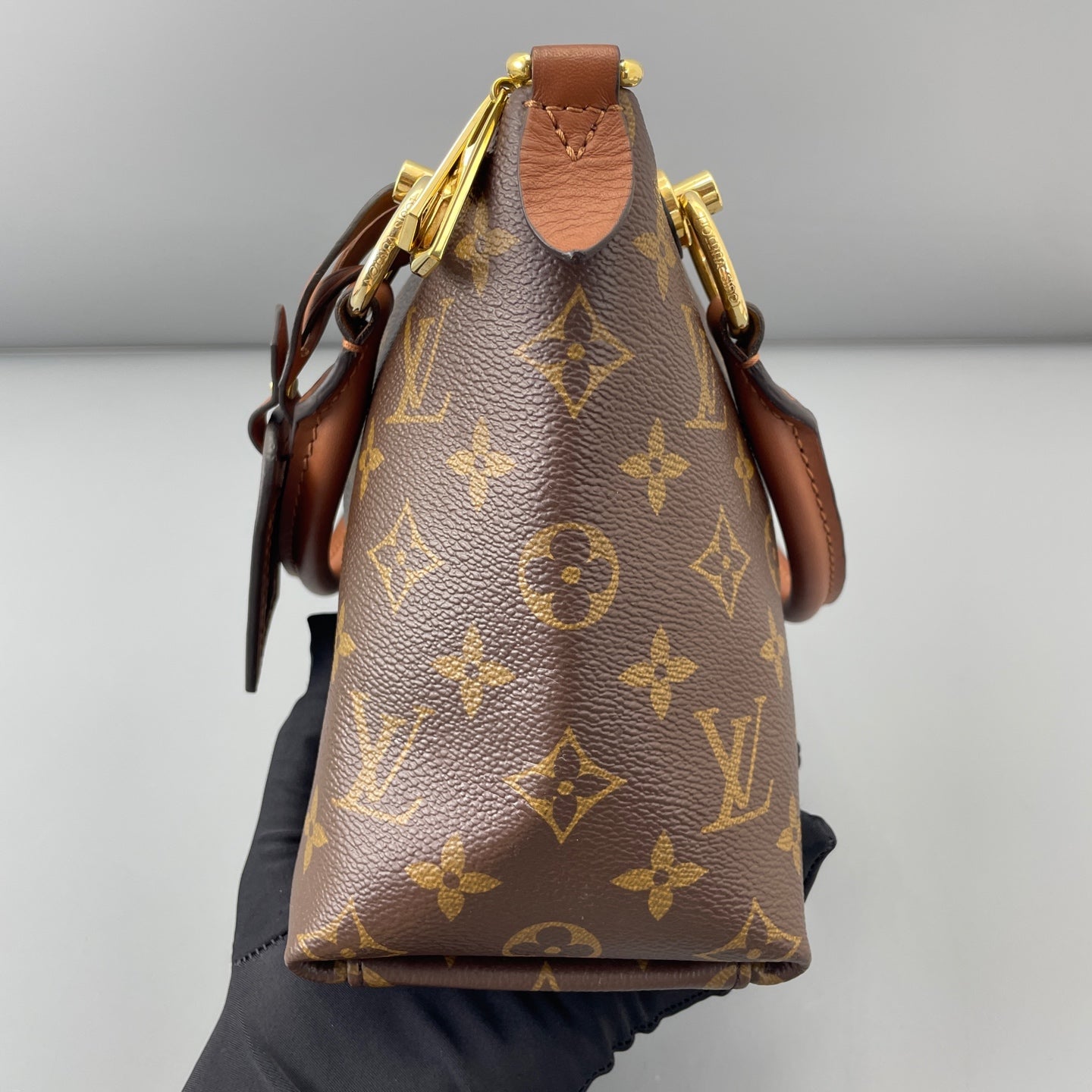 Louis Vuitton - V Tote - Leather - Multicolour - (medium)