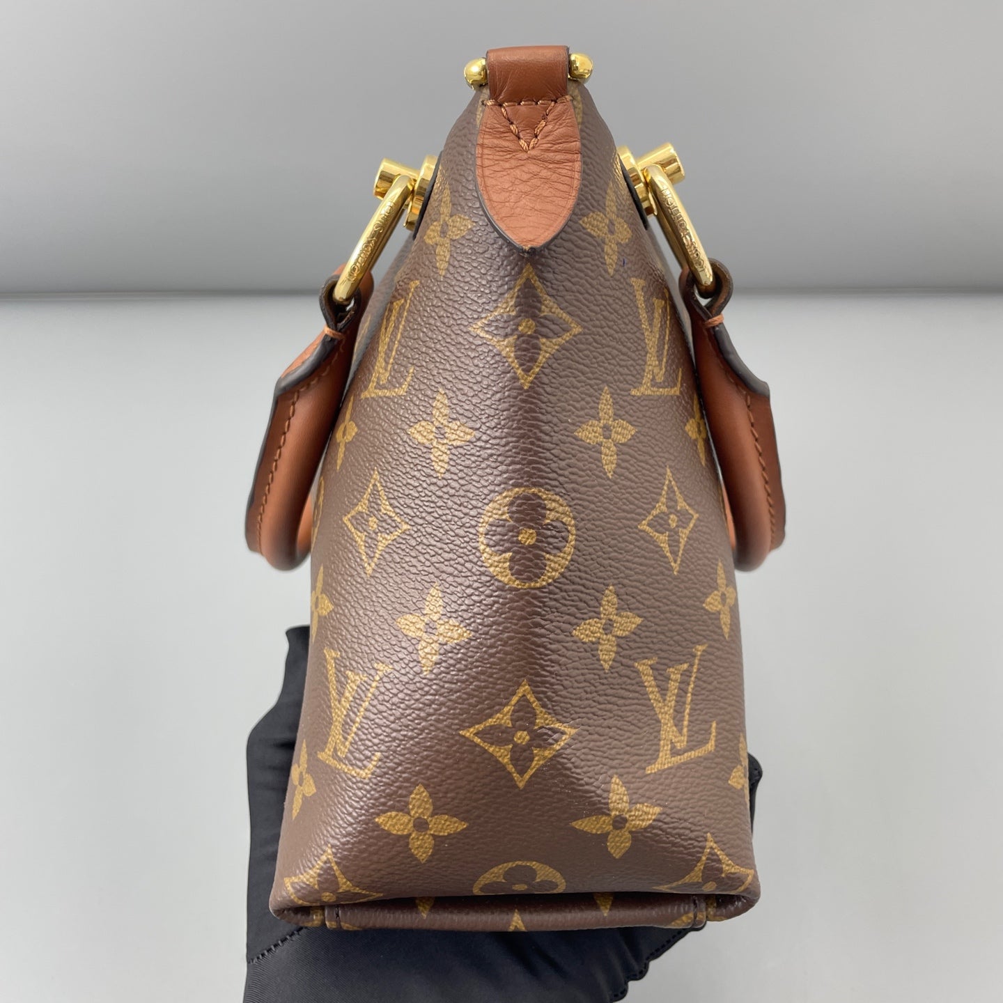 Louis Vuitton - V Tote - Leather - Multicolour - (medium)
