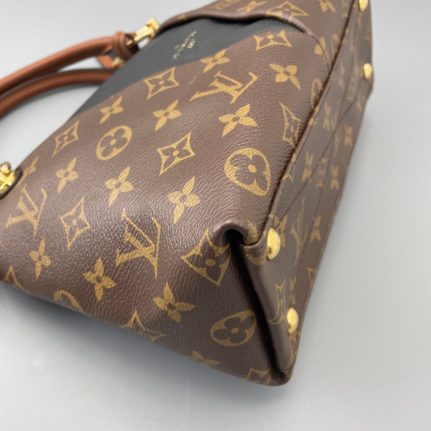 Louis Vuitton - V Tote - Leather - Multicolour - (medium)