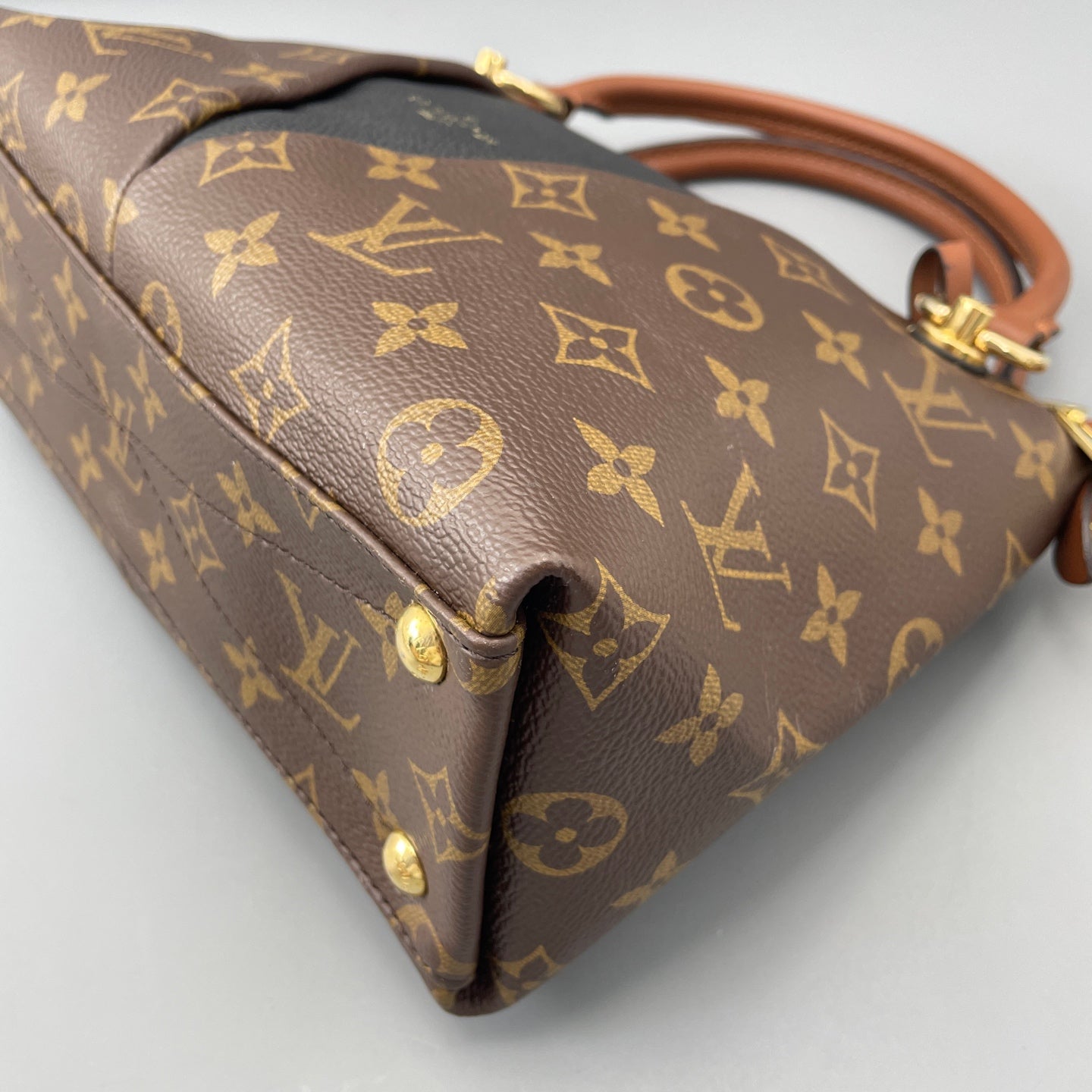 Louis Vuitton - V Tote - Leather - Multicolour - (medium)
