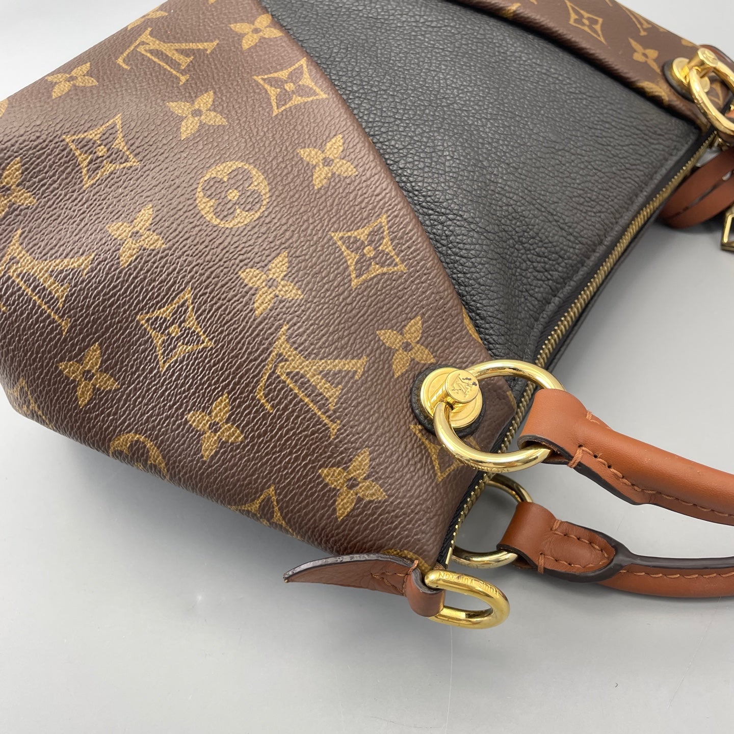 Louis Vuitton - V Tote - Leather - Multicolour - (medium)