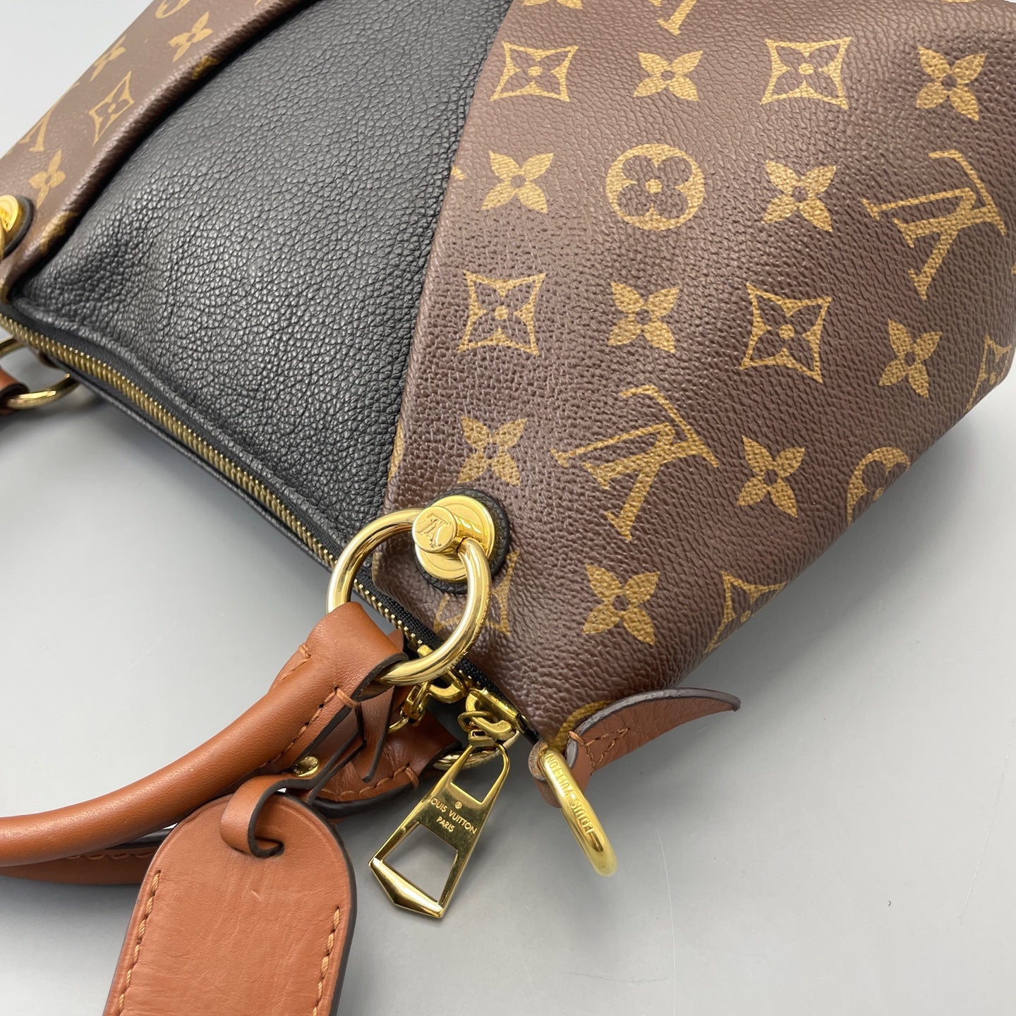 Louis Vuitton - V Tote - Leather - Multicolour - (medium)