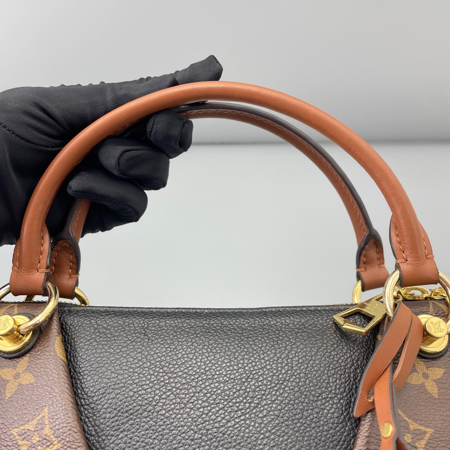 Louis Vuitton - V Tote - Leather - Multicolour - (medium)