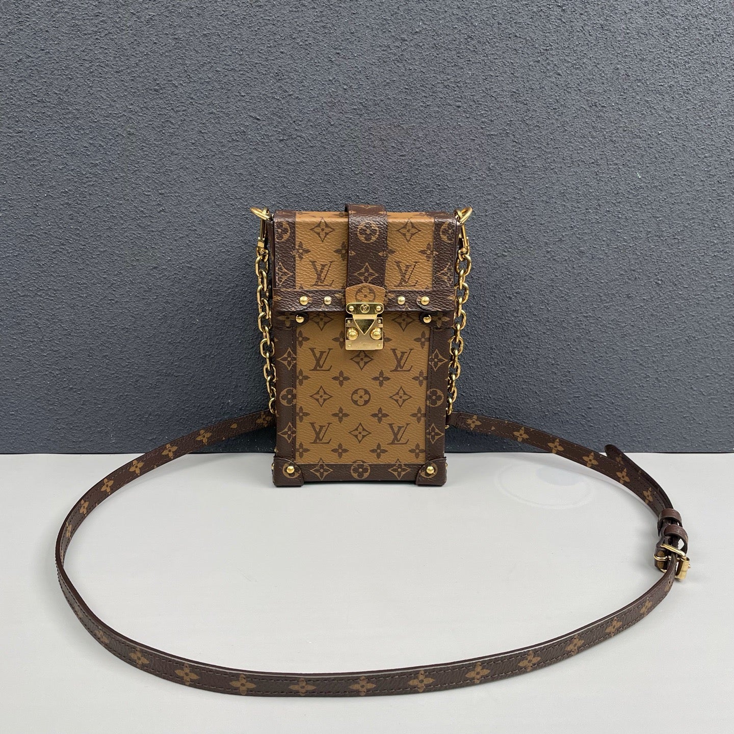 Louis Vuitton - Vertical Trunk Phone Bag - Monogram coated canvas with leather trim - Brown - (mini)