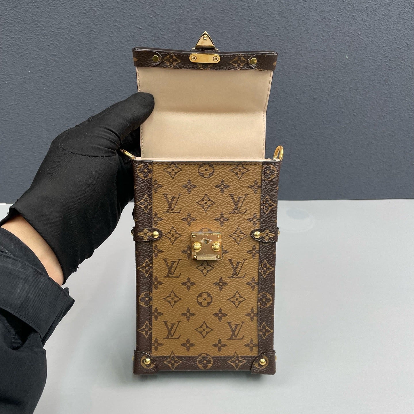Louis Vuitton - Vertical Trunk Phone Bag - Monogram coated canvas with leather trim - Brown - (mini)