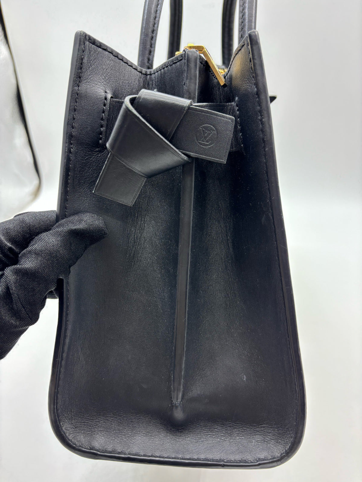Louis Vuitton - Very Tote - Leather - Black