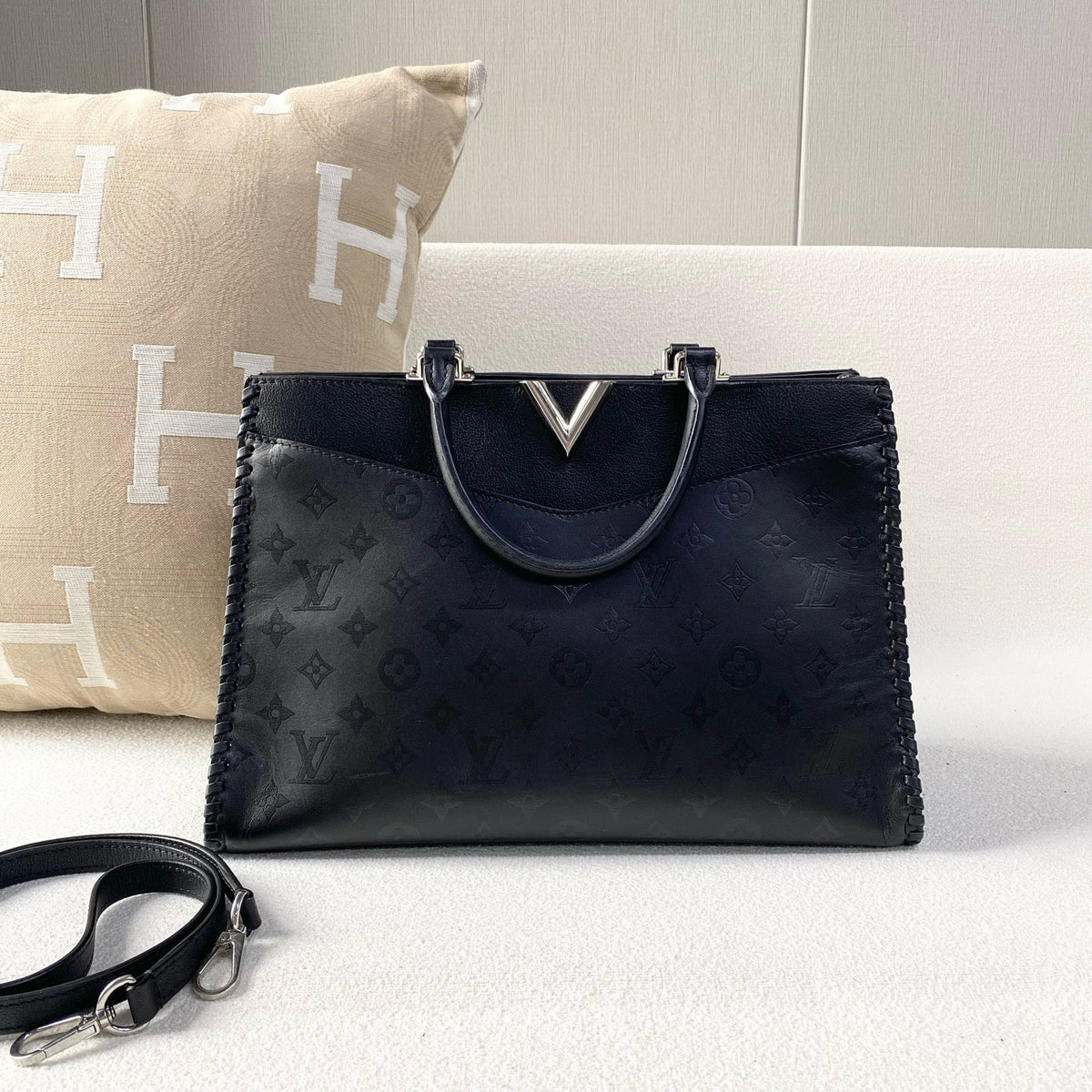 Louis Vuitton - Very Tote - Leather - Black - (medium)