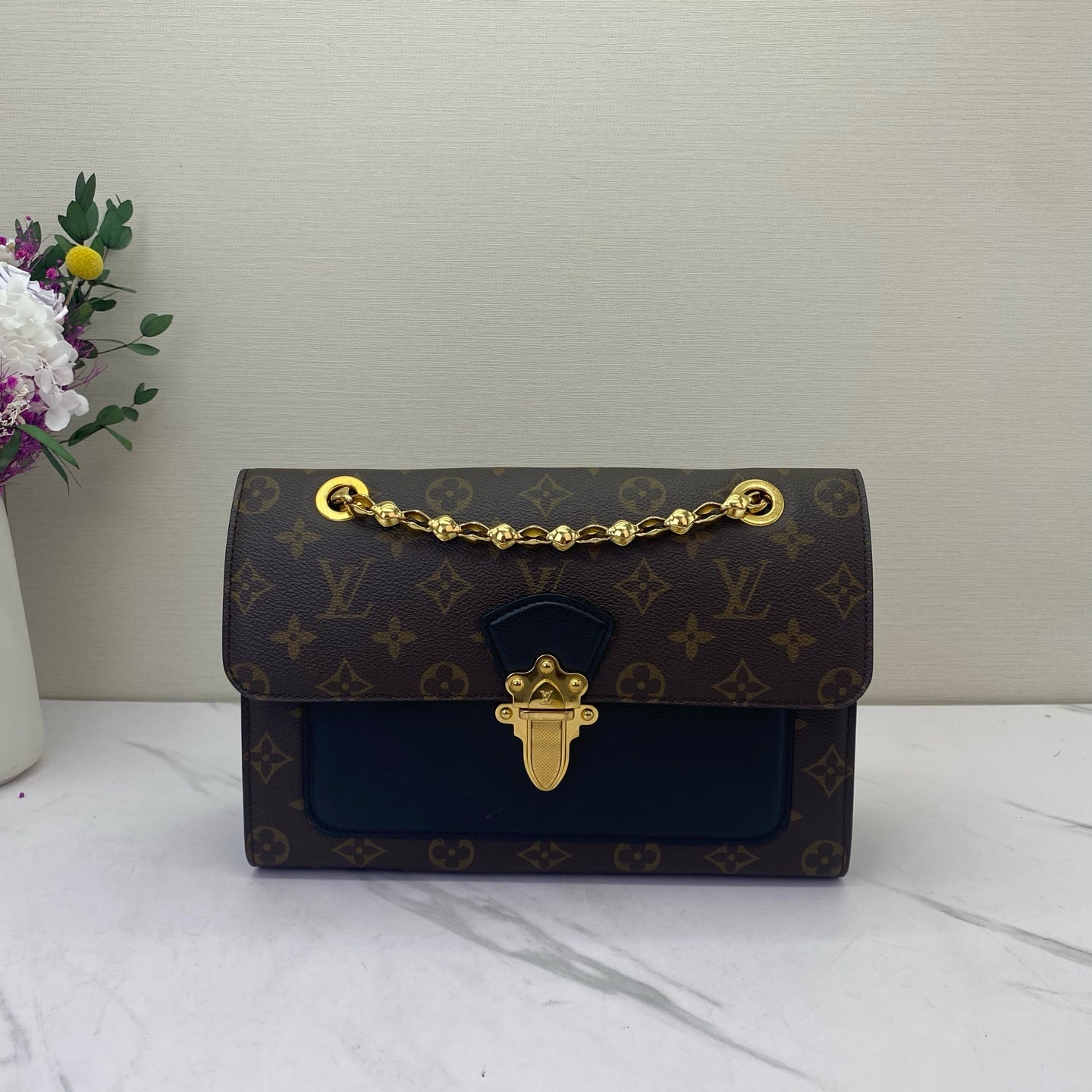 Louis Vuitton - Victoire - Monogram canvas with grained leather trim - Brown and Black with Gold-Tone Hardware - (medium)