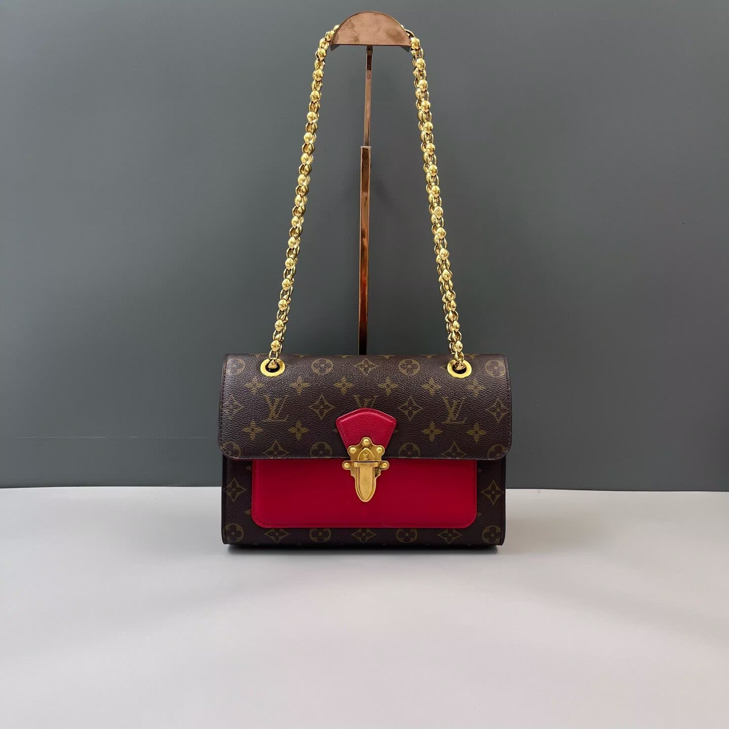 Louis Vuitton - Victoire - Monogram coated canvas and cowhide leather - Monogram Brown with Red accents - (Medium)