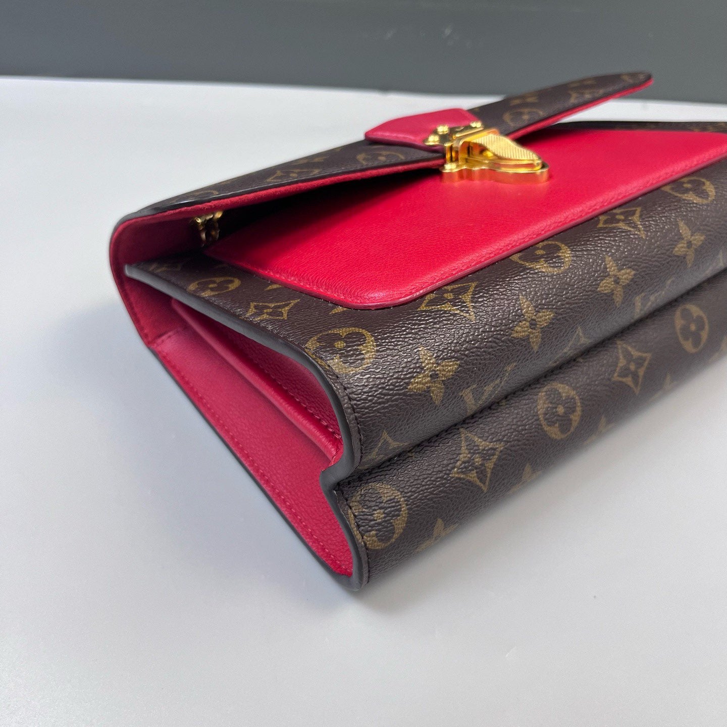 Louis Vuitton - Victoire - Monogram coated canvas and cowhide leather - Monogram Brown with Red accents - (Medium)