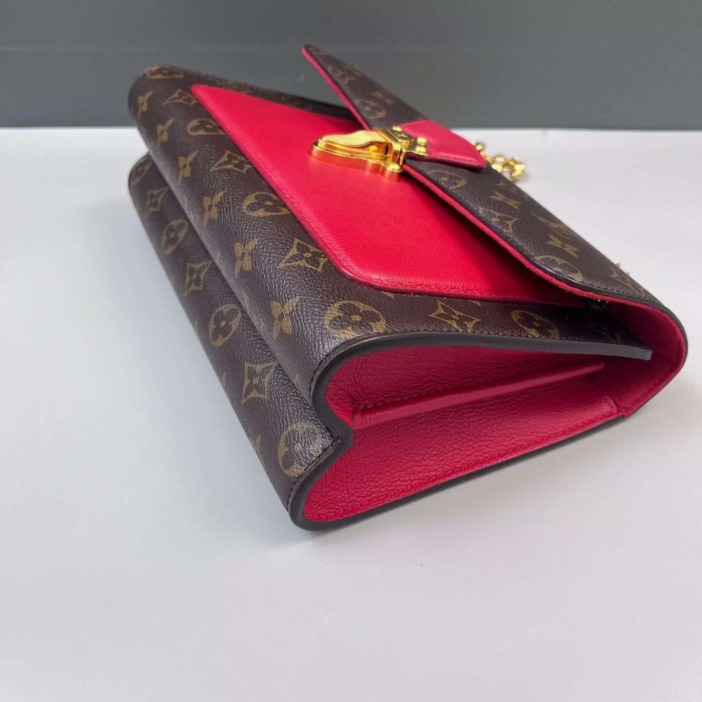 Louis Vuitton - Victoire - Monogram coated canvas and cowhide leather - Monogram Brown with Red accents - (Medium)