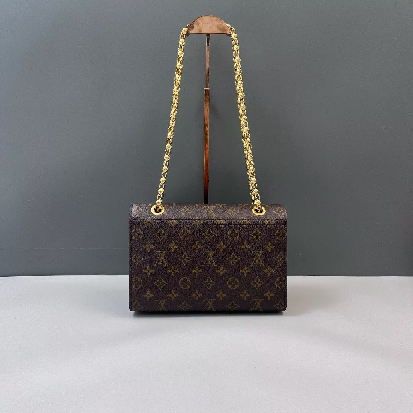 Louis Vuitton - Victoire - Monogram coated canvas and cowhide leather - Monogram Brown with Red accents - (Medium)