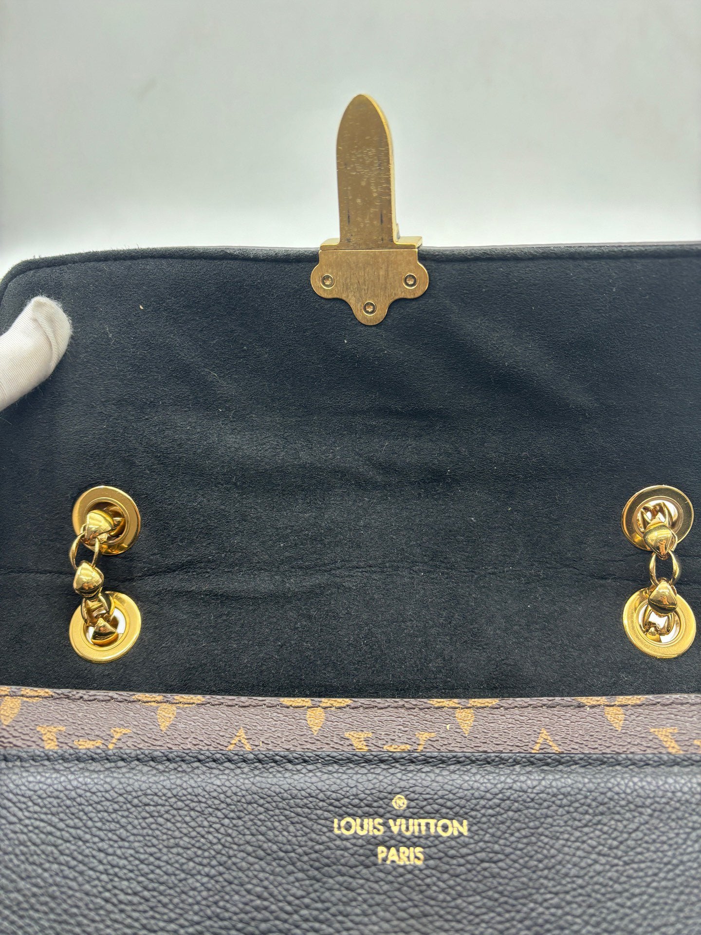 Louis Vuitton - Victoire - Monogram coated canvas and grain leather - Brown and Black - (medium)