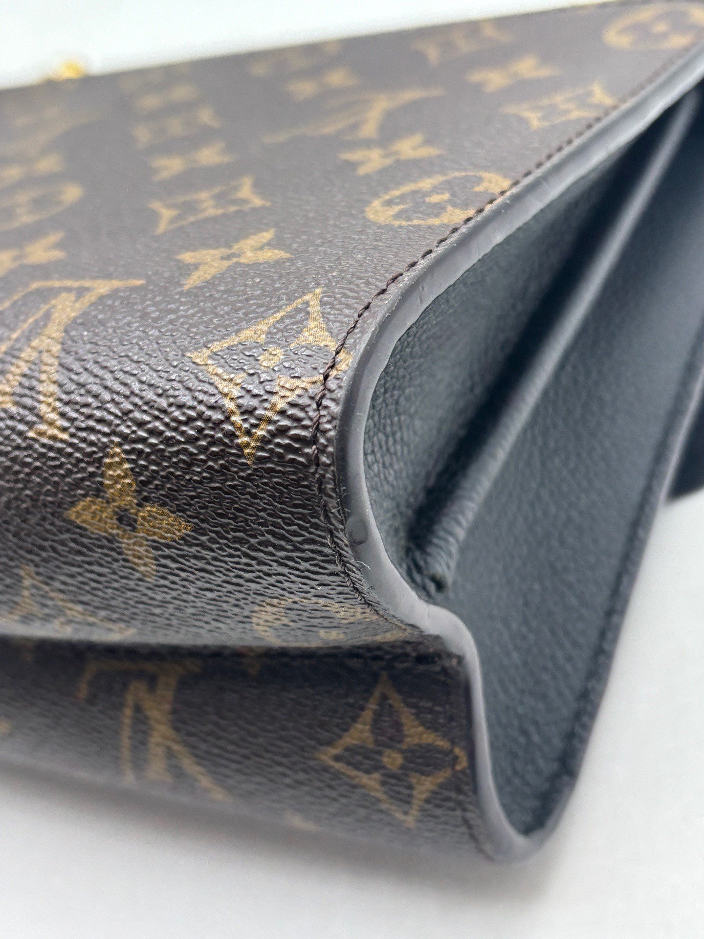 Louis Vuitton - Victoire - Monogram coated canvas and grain leather - Brown and Black - (medium)