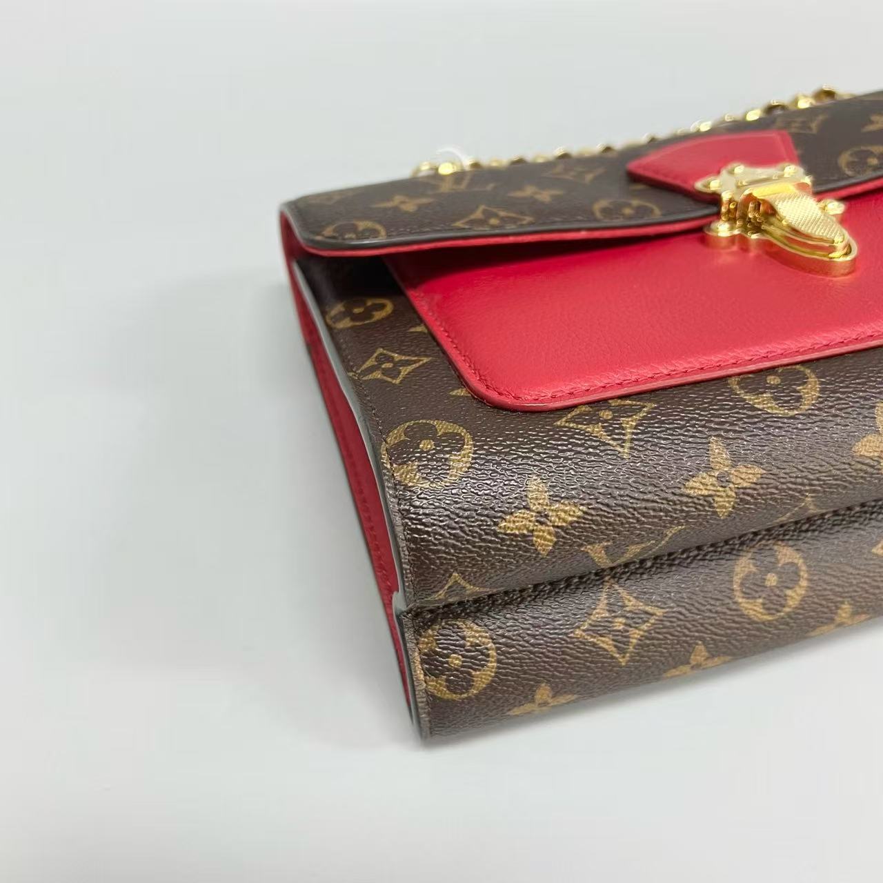 Louis Vuitton - Victoire - Monogram coated canvas and grained leather - Brown and Red - (medium)
