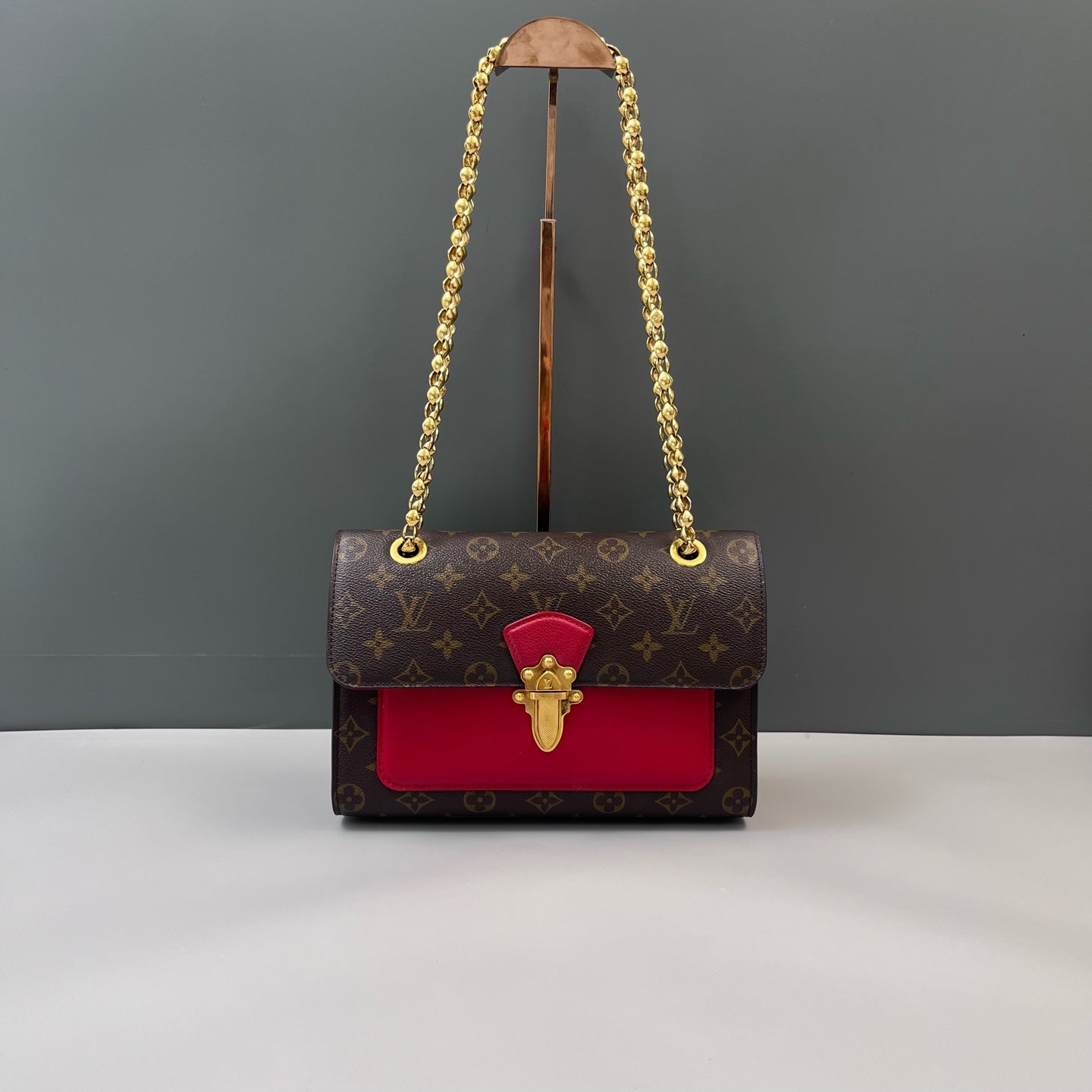Louis Vuitton - Victoire - Monogram coated canvas and smooth leather - Brown and Red - (medium)
