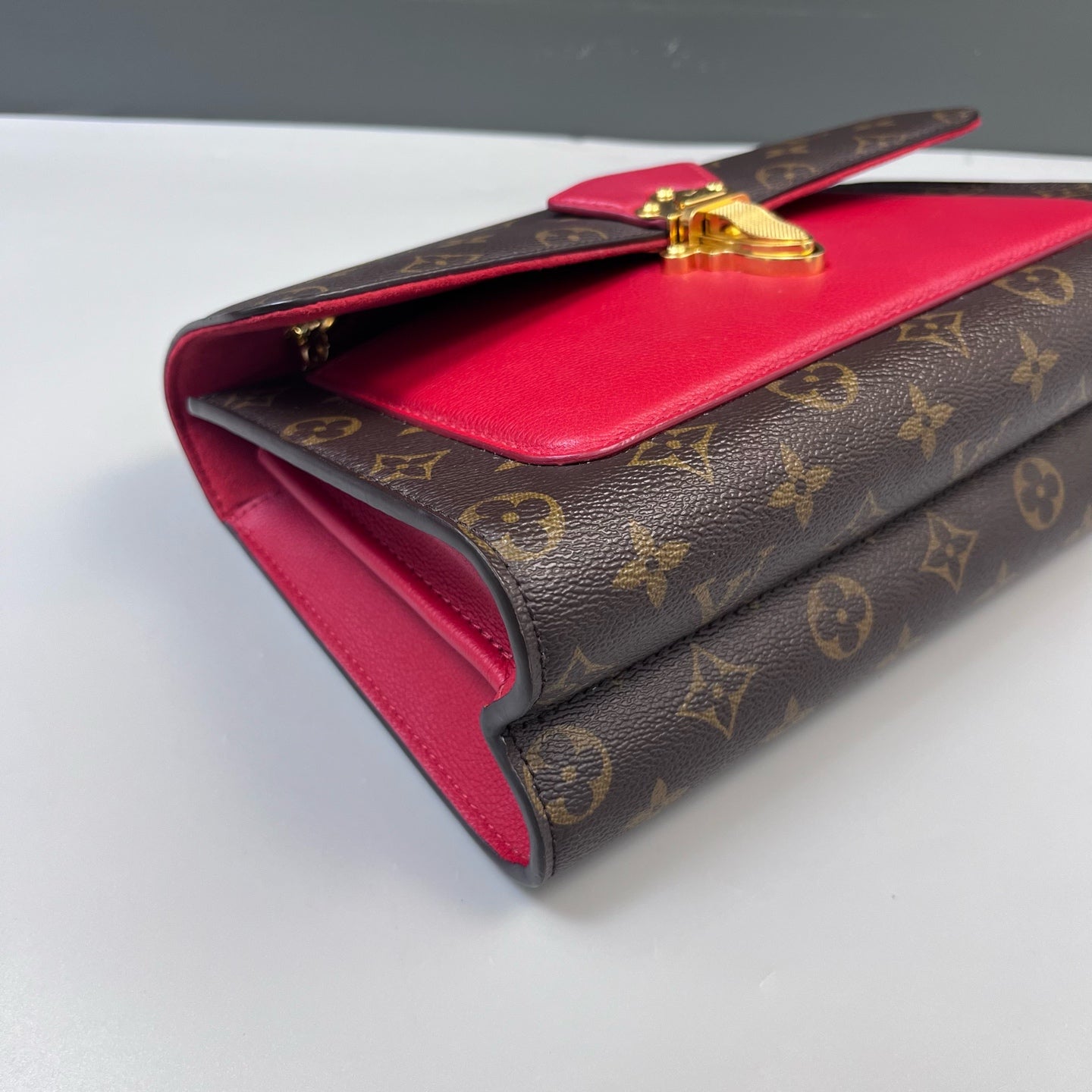 Louis Vuitton - Victoire - Monogram coated canvas and smooth leather - Brown and Red - (medium)