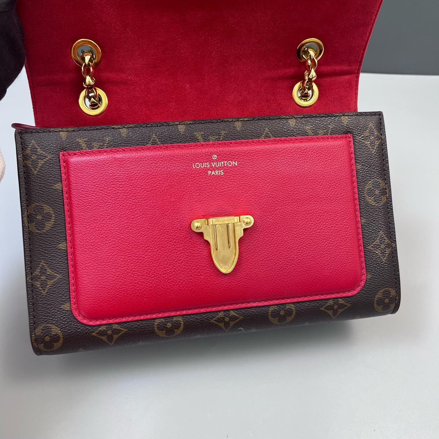 Louis Vuitton - Victoire - Monogram coated canvas and smooth leather - Brown and Red - (medium)
