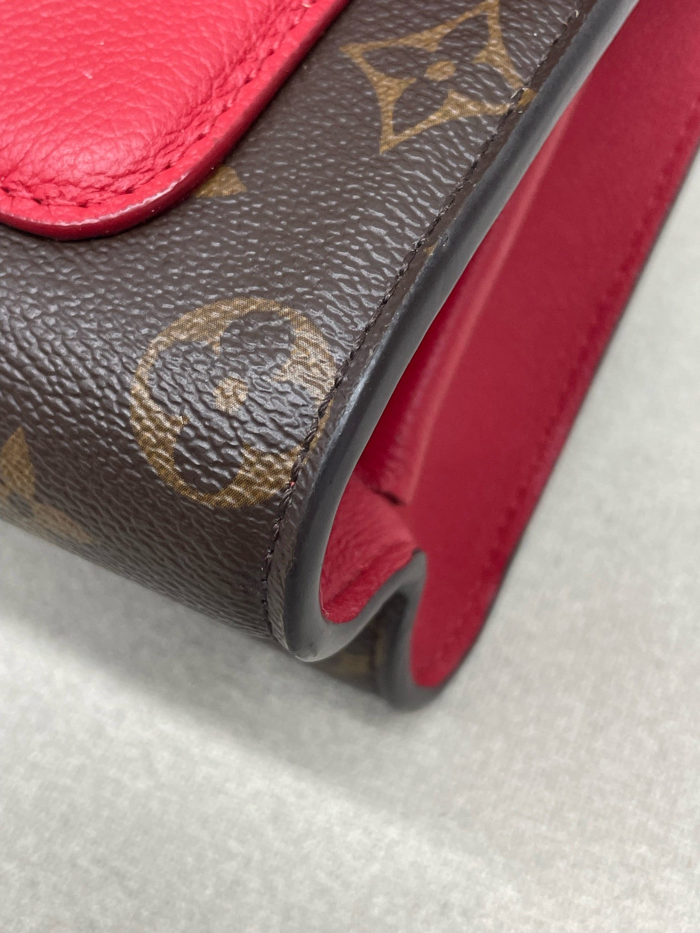 Louis Vuitton - Victoria - Leather - Multicolour - (medium)