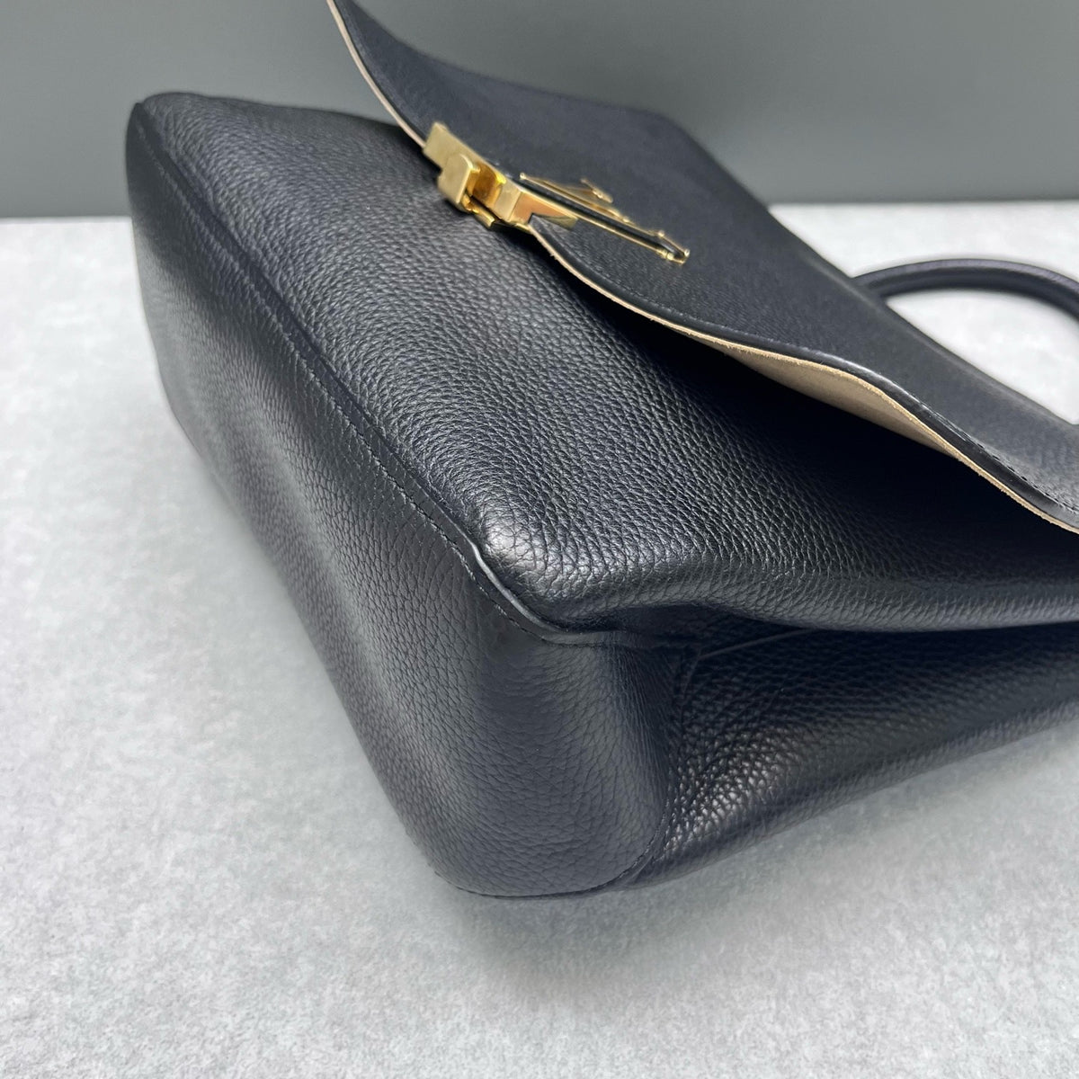 Louis Vuitton - Volta - Leather - Black - (medium)