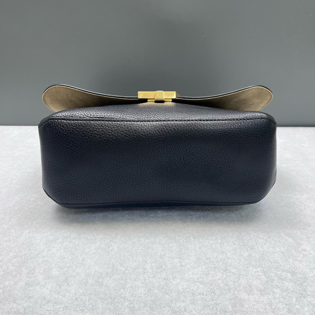 Louis Vuitton - Volta - Leather - Black - (medium)