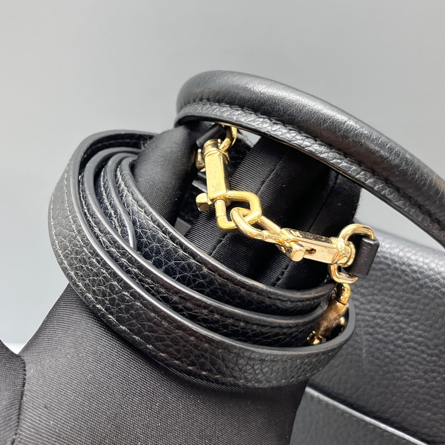 Louis Vuitton - Volta - Leather - Black - (medium)