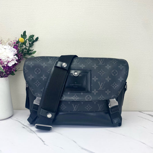 Louis Vuitton - Voyager - Leather - Black - (medium)