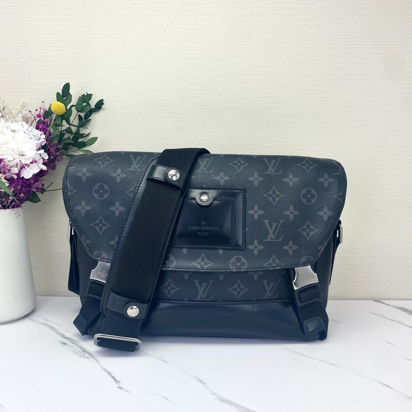 Louis Vuitton - Voyager - Leather - Black - (medium)