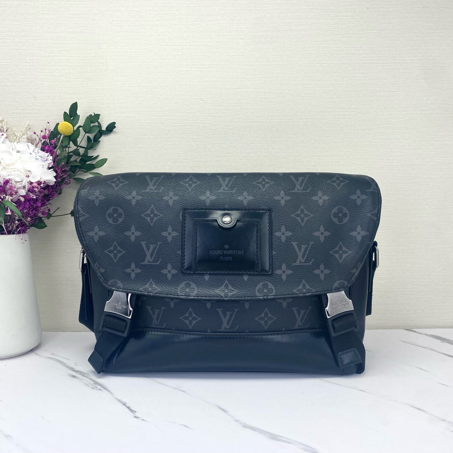 Louis Vuitton - Voyager - Leather - Black - (medium)