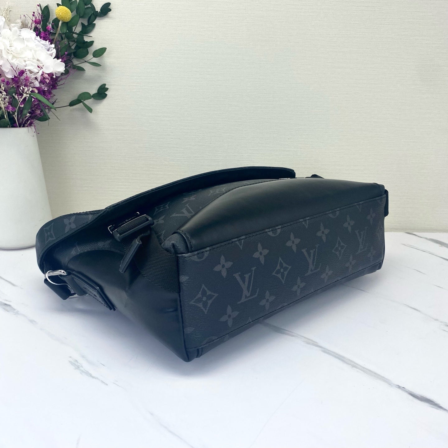 Louis Vuitton - Voyager - Leather - Black - (medium)