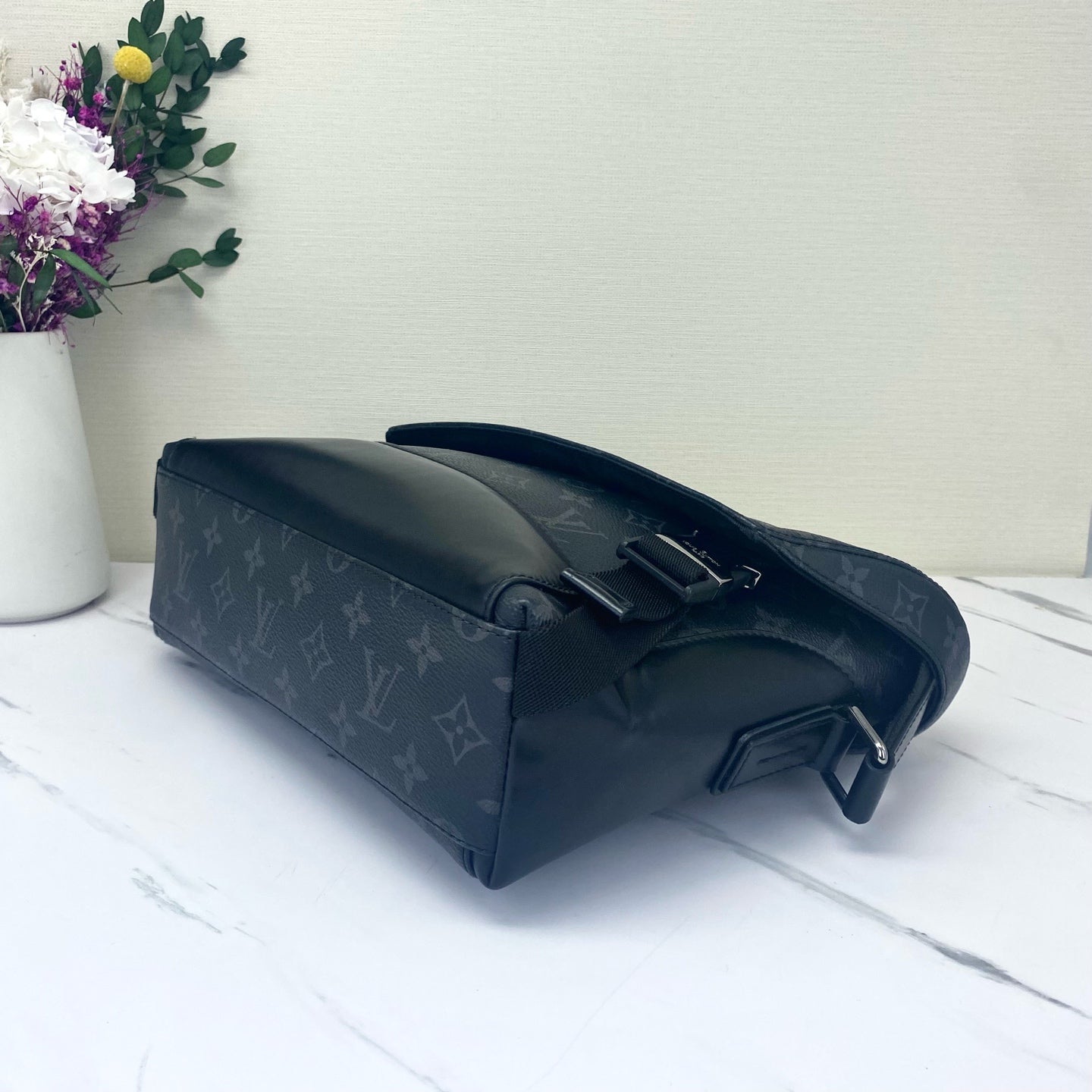 Louis Vuitton - Voyager - Leather - Black - (medium)
