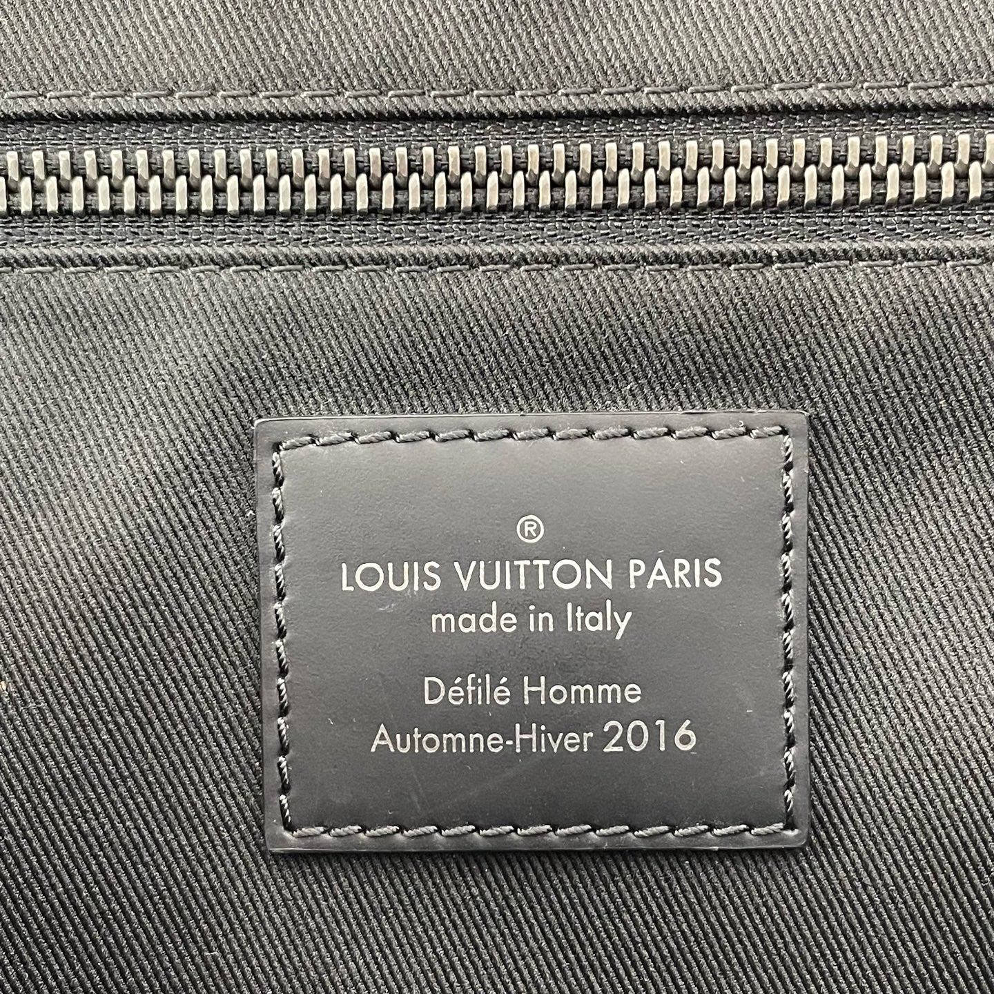 Louis Vuitton - Voyager - Leather - Black - (medium)