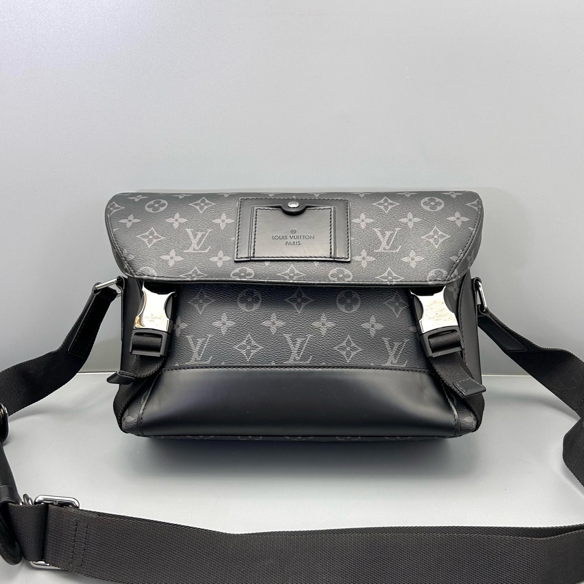 Louis Vuitton - Voyager Messenger Bag - Leather - Black