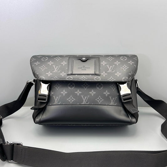 Louis Vuitton - Voyager Messenger Bag - Leather - Black