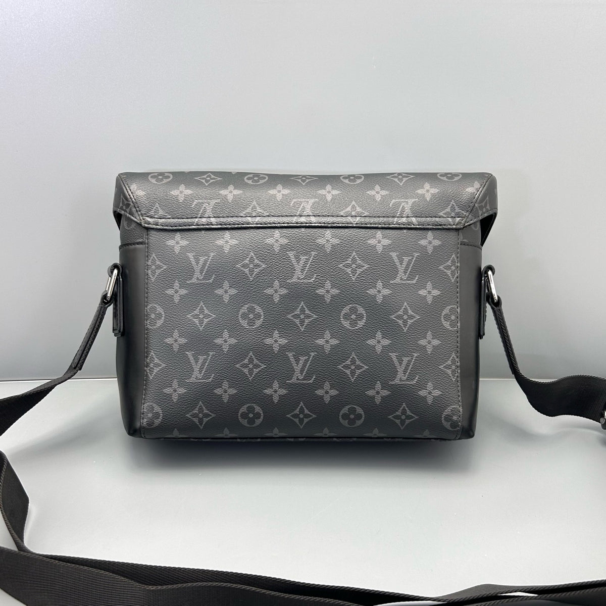 Louis Vuitton - Voyager Messenger Bag - Leather - Black