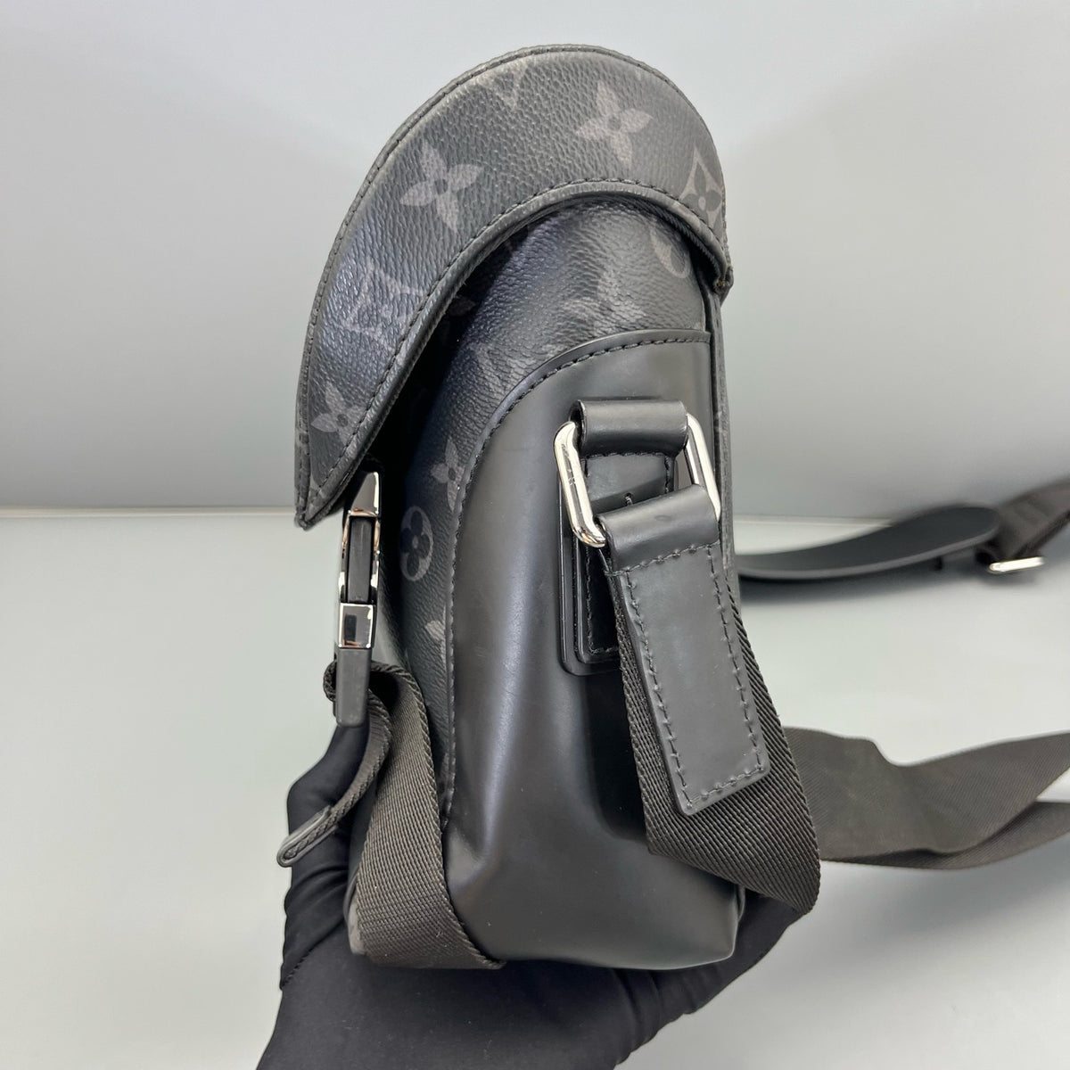 Louis Vuitton - Voyager Messenger Bag - Leather - Black