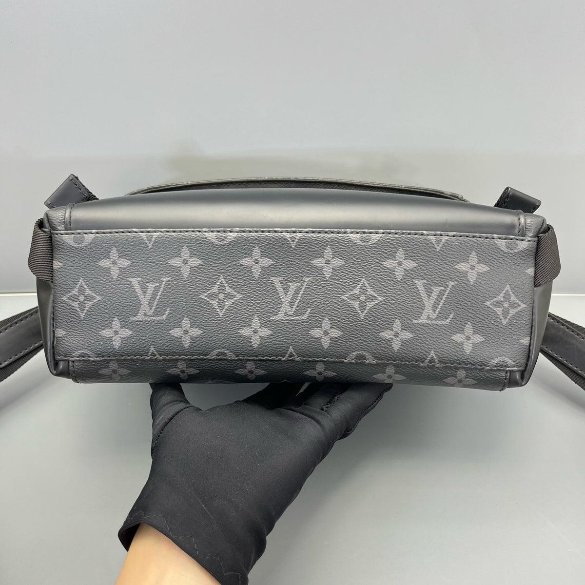 Louis Vuitton - Voyager Messenger Bag - Leather - Black