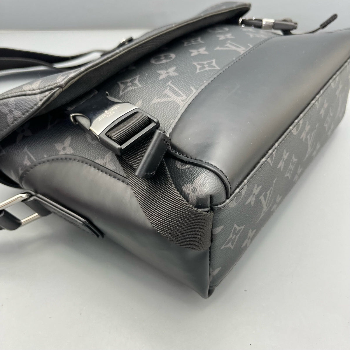 Louis Vuitton - Voyager Messenger Bag - Leather - Black