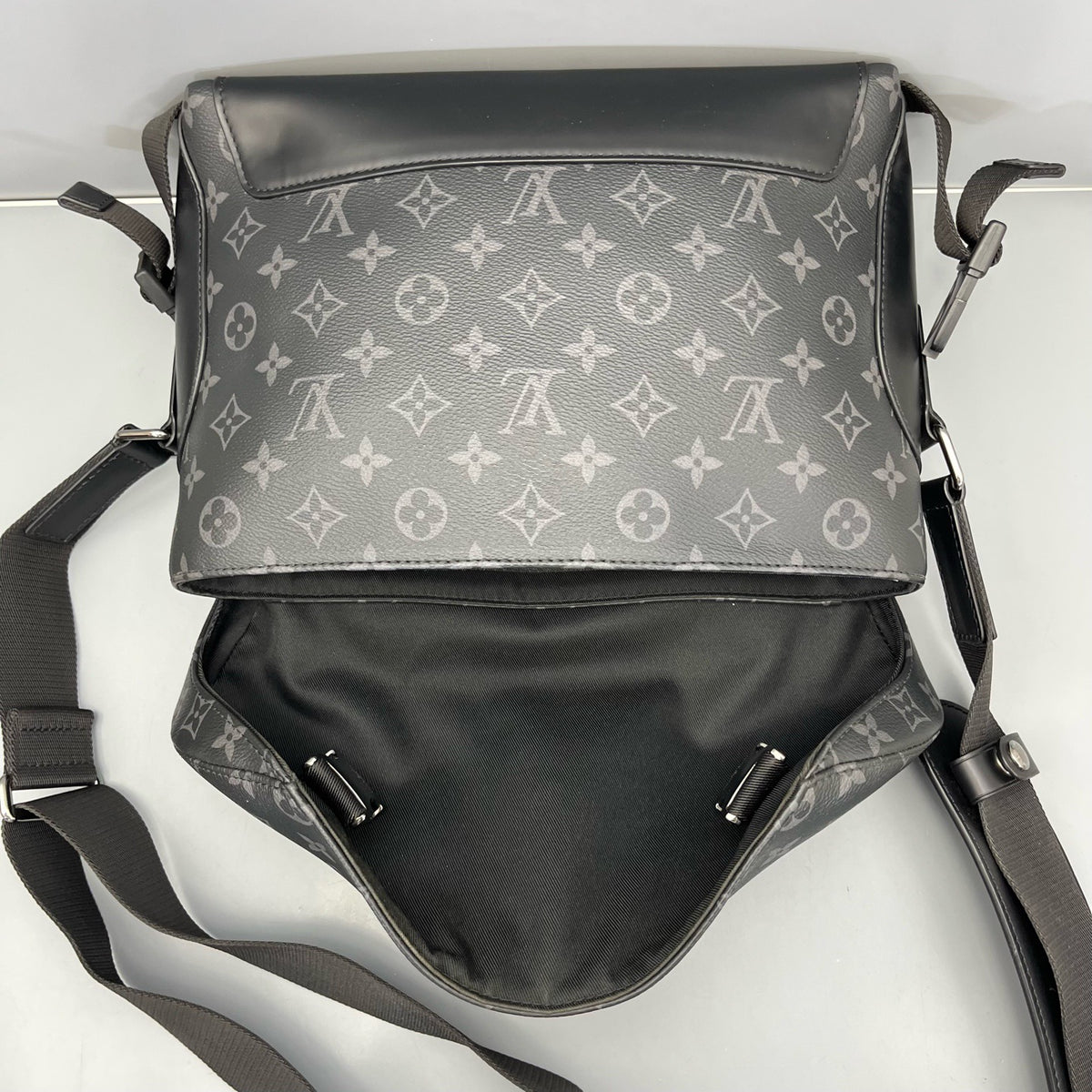 Louis Vuitton - Voyager Messenger Bag - Leather - Black